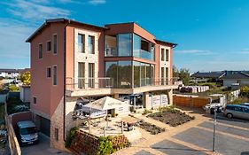 Laskara Garden Apartment By Prague Forest - Free Parking - Dog Friendly - Remote Work Friendly